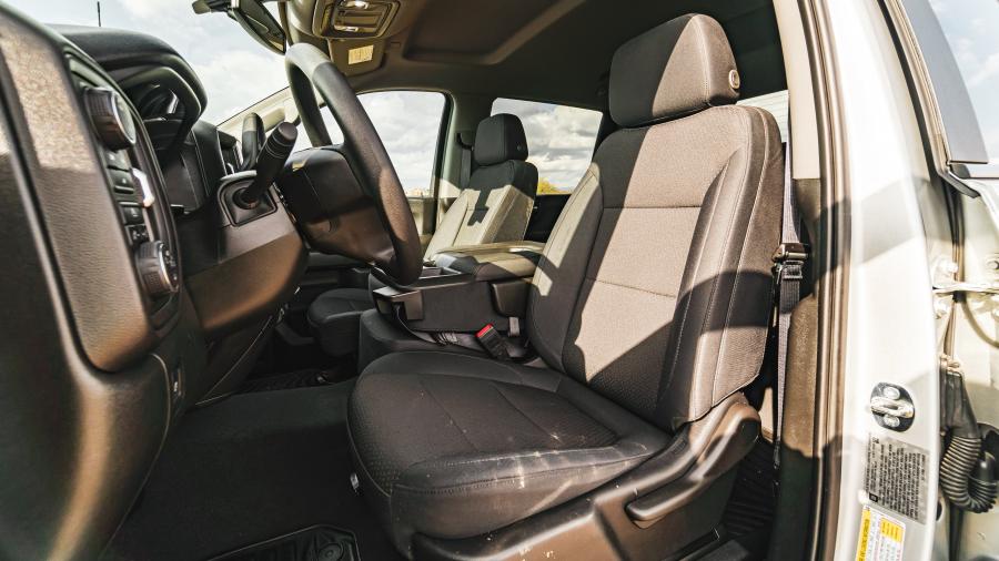Интерьер Chevrolet Silverado 2500 HD Custom Crew Cab 2019 года  (фото 30 из 40)